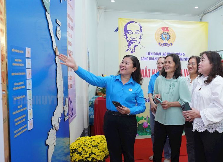 Ms. Le Thi Bich Hanh - President of the Labor Federation of District 5, Ho Chi Minh City - introduced the Ho Chi Minh Cultural Space displayed at Transport Cooperative No. 9. Photo: Duc Long