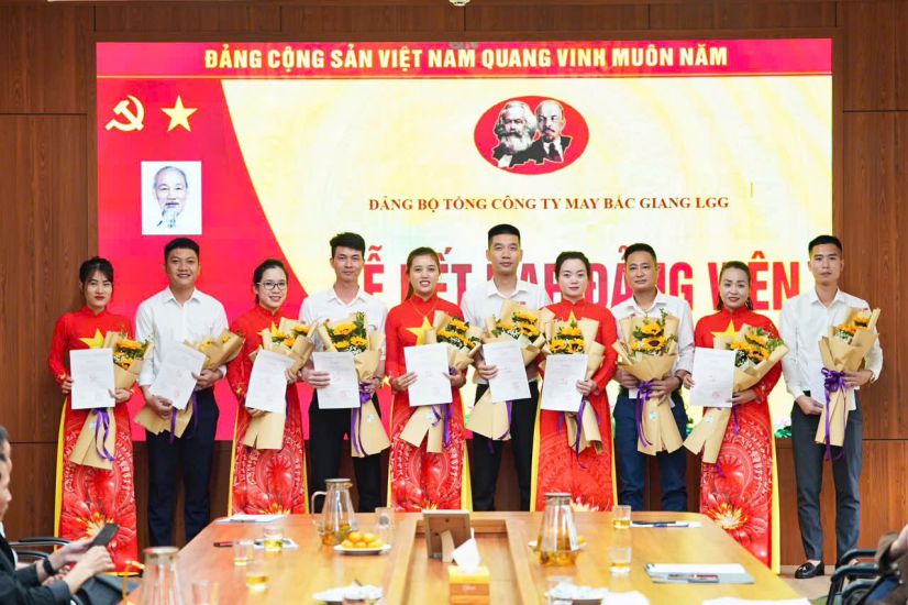 Party admission ceremony at the Party Committee of Bac Giang LGG Garment Corporation Joint Stock Company. Photo: Provided by the character