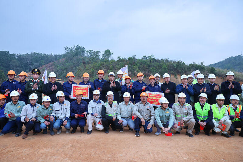 Thu tuong Pham Minh Chinh va cac can bo, ky su thi cong du an cao toc cua khau Huu Nghi - Chi Lang. Anh: Nhat Bac