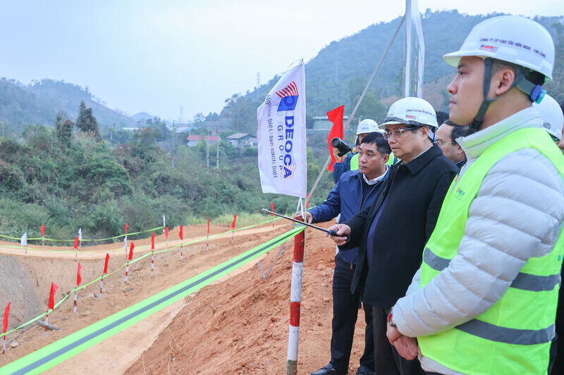 Prime Minister Pham Minh Chinh discusses with relevant units at the Huu Nghi - Chi Lang border gate expressway project. Photo: VGP/Nhat Bac