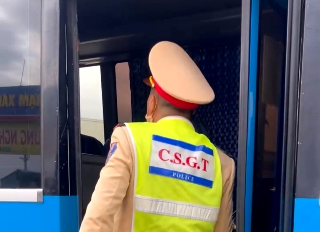 Trạm Cảnh sát giao thông Quang Trung kiểm tra xe ô tô 17B-019.42. Ảnh: Công an TP Hải Phòng