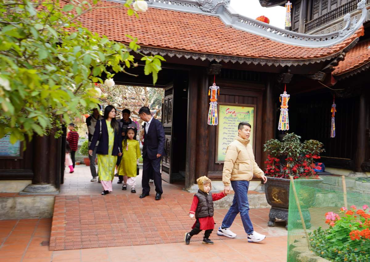 Tourists visit and offer incense at Dong Thien Pagoda (Hai Phong) on ​​the first day of Tet. Photo: Mai Dung
