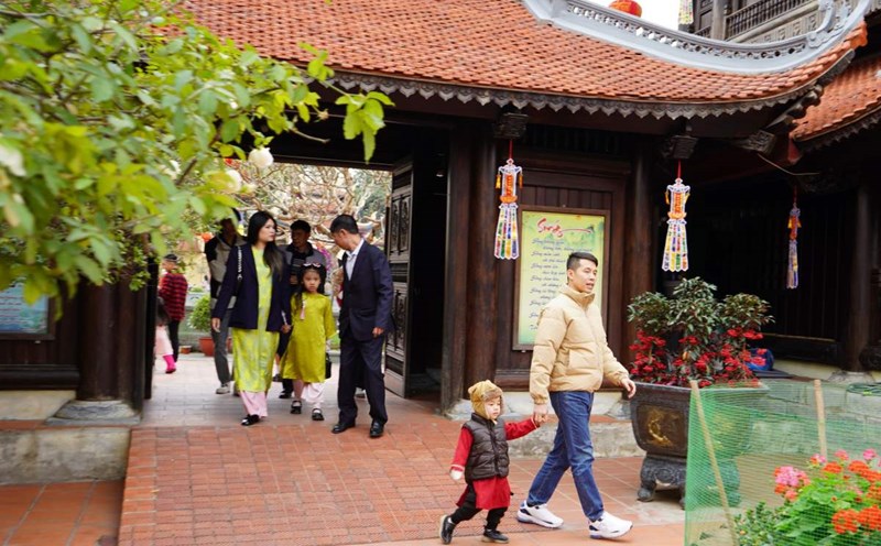 Tourists visit and offer incense at Dong Thien Pagoda (Hai Phong) on the first day of Tet. Photo: Mai Dung