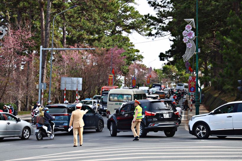 Traffic police regulate traffic. Photo: Chinh Thanh