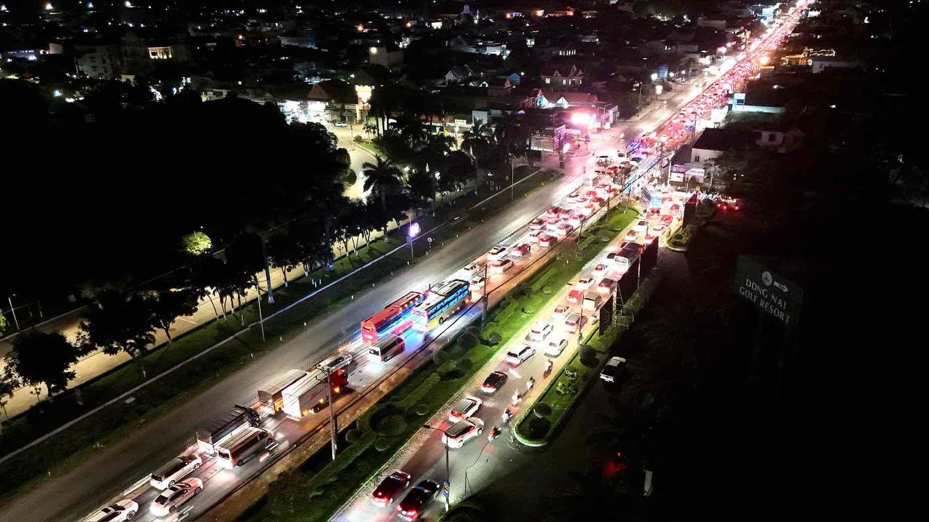 People and vehicles still flock to Ho Chi Minh City on National Highway 1 through Dong Nai province on the night of February 2. Photo: HAC - VVV