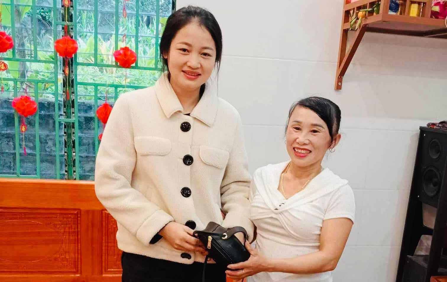 Ms. Ngo (right) returned the wallet containing nearly 10 million VND to Ms. Sao. Photo: Kim Son.