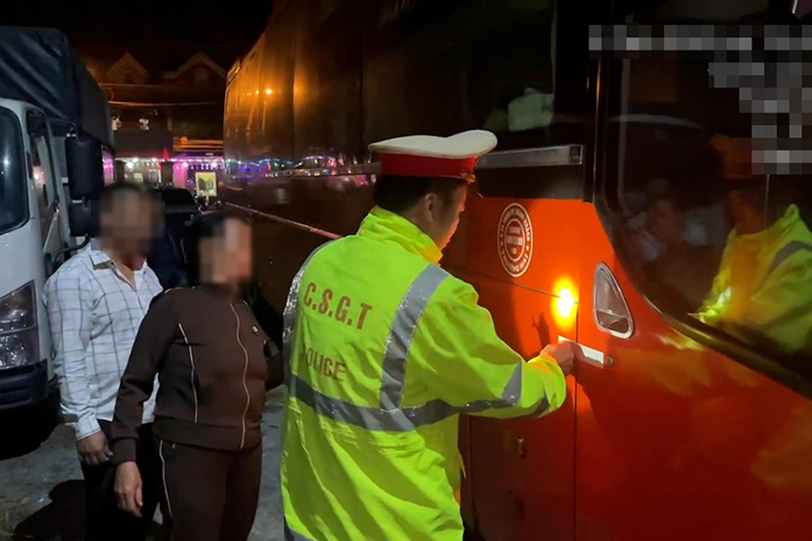 Xe khách chở quá 10 người so với quy định. Ảnh: Công an cung cấp