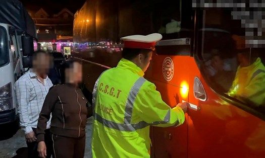 Xe khách chở quá 10 người so với quy định. Ảnh: Công an cung cấp