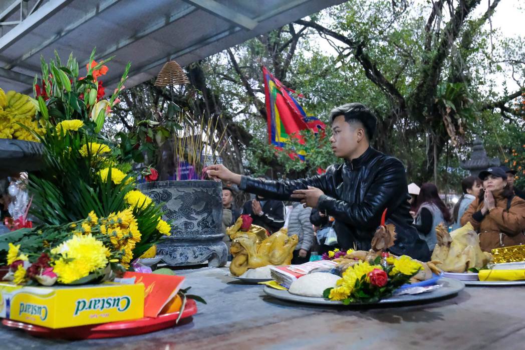 Theo thong ke, luong nguoi dan, du khach den chua Huong tham quan, chiem bai dau nam tinh tu chieu 28.1 (29 thang Chap nam Giap Thin) den het ngay 2.2 (mung 5 Tet At Ty) la hon 8,7 van luot khach nguoi.