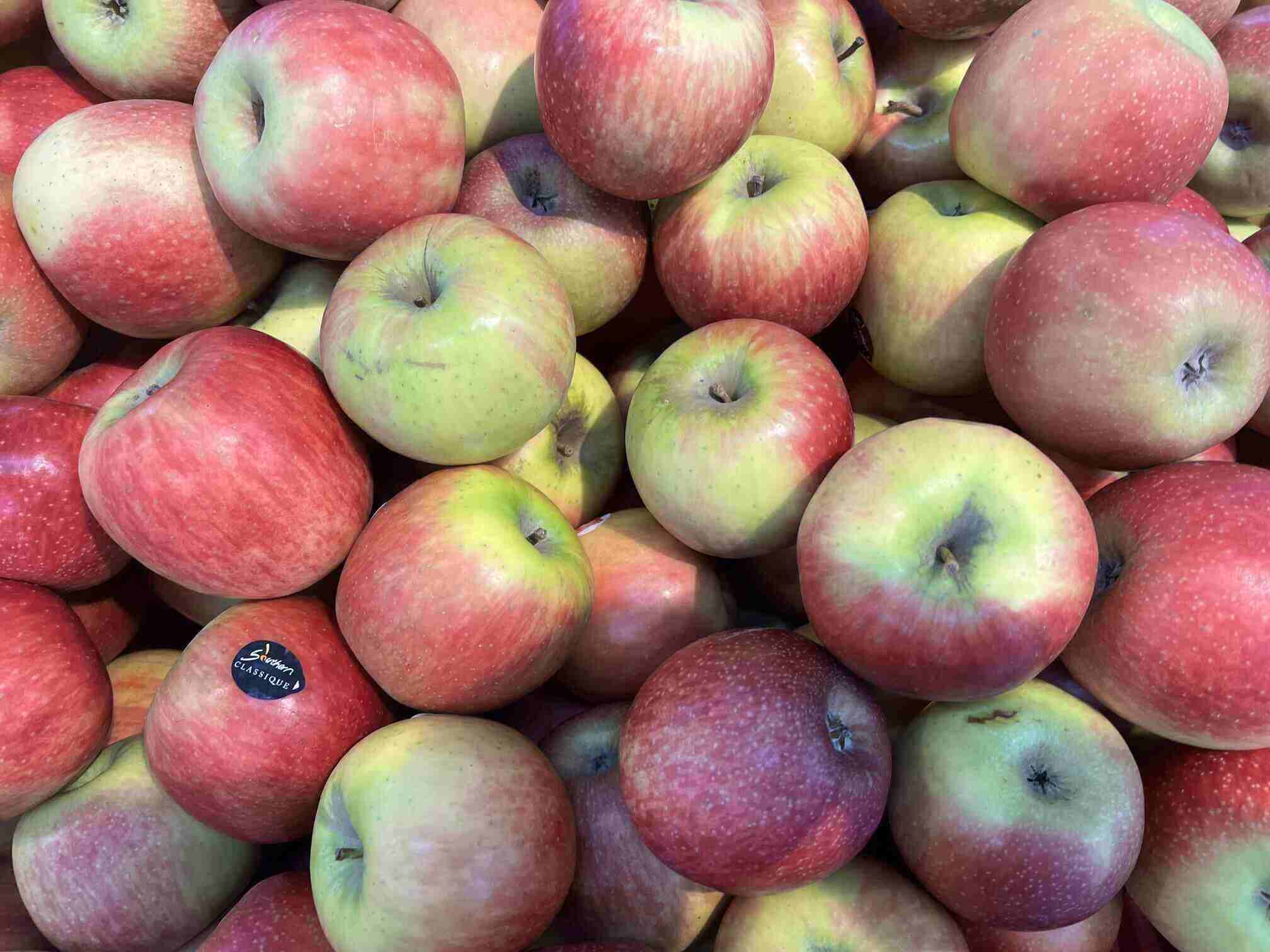 Eating apples properly and at the right time can help detoxify the liver. Photo: Kieu Vu