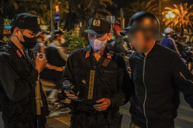 Police force checks alcohol concentration of motorcyclists. Photo: Xuyen Dong