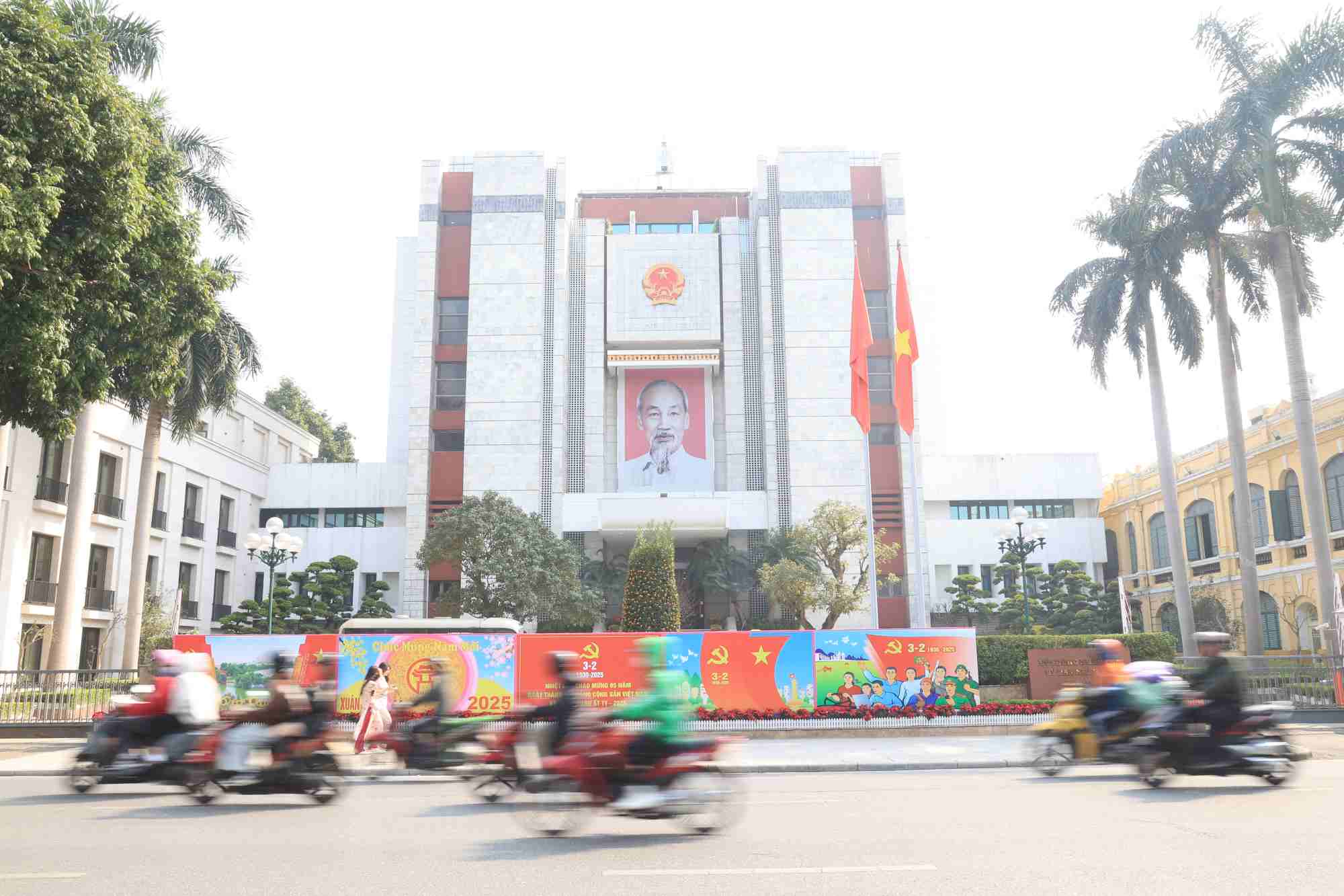 Under the leadership of the Communist Party of Vietnam, over the past 95 years, our country has achieved miraculous breakthroughs in development. In the photo: Hanoi streets decorated to celebrate the Party and the Spring. Photo: Tran Vuong