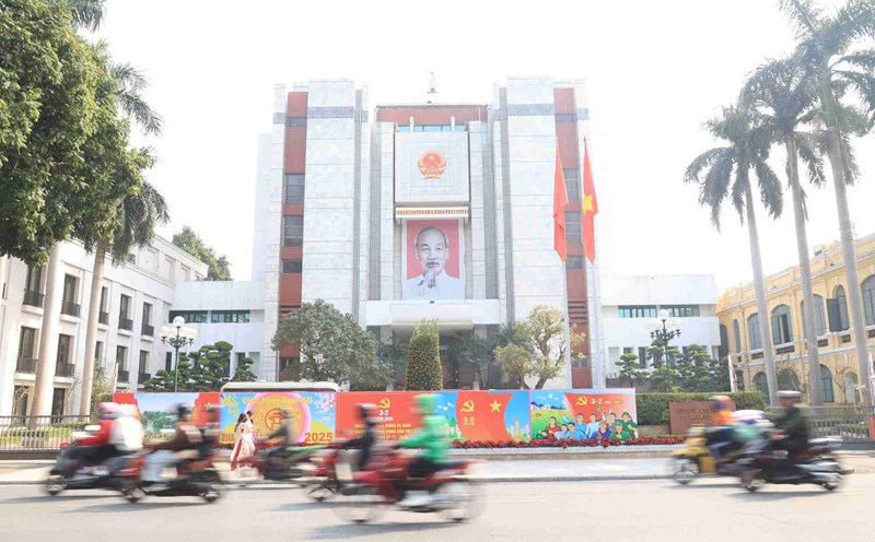 Under the leadership of the Communist Party of Vietnam, over the past 95 years, our country has achieved miraculous breakthroughs in development. In the photo: Hanoi streets decorated to celebrate the Party and the Spring. Photo: Tran Vuong