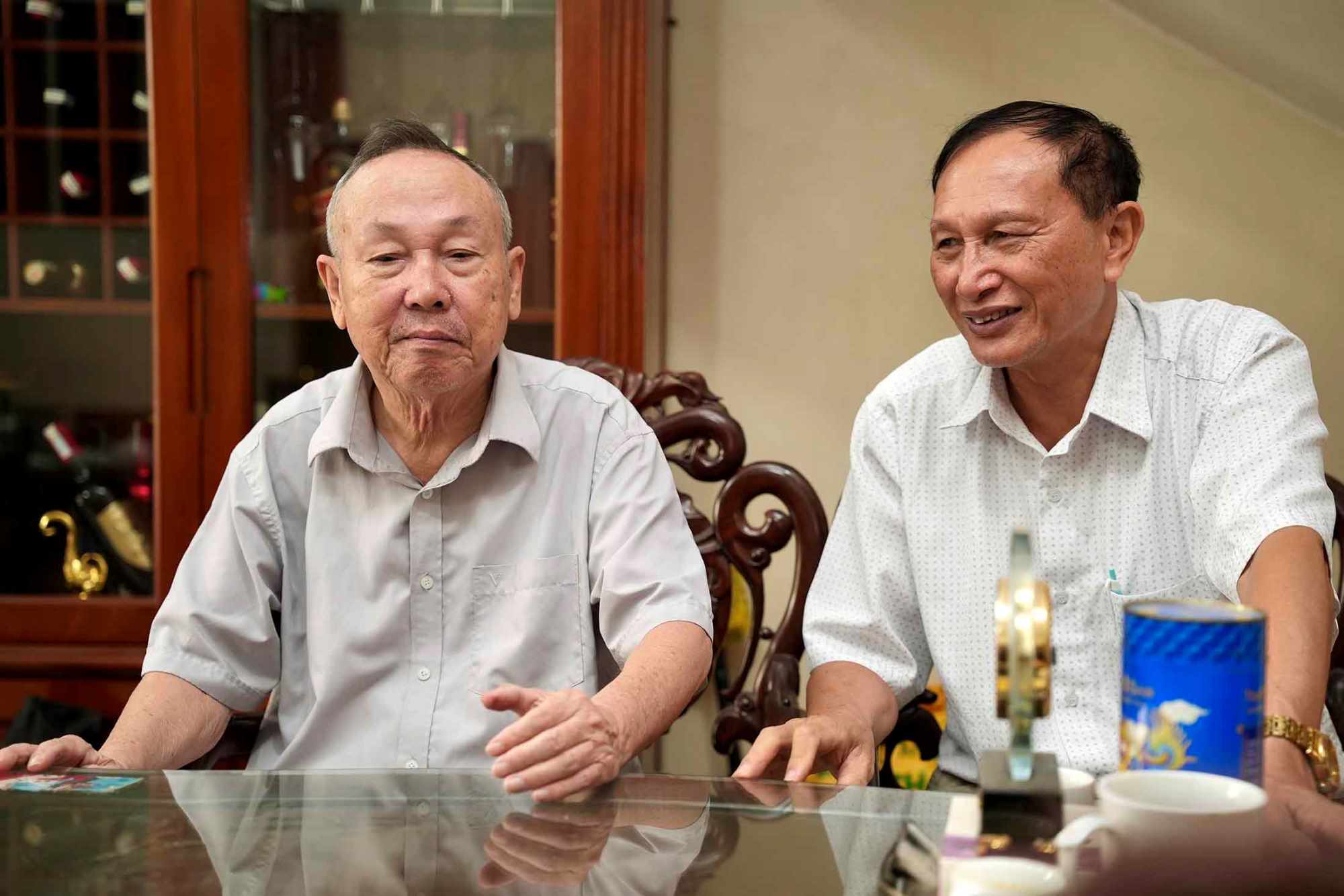 Mr. Vu Van Thu - Party member, Head of Van Giap village (Van Binh commune, Thuong Tin district, Hanoi - right photo) visited each household to mobilize for handover of land clearance for Ring Road 4 of the Capital Region. Photo: Huu Chanh