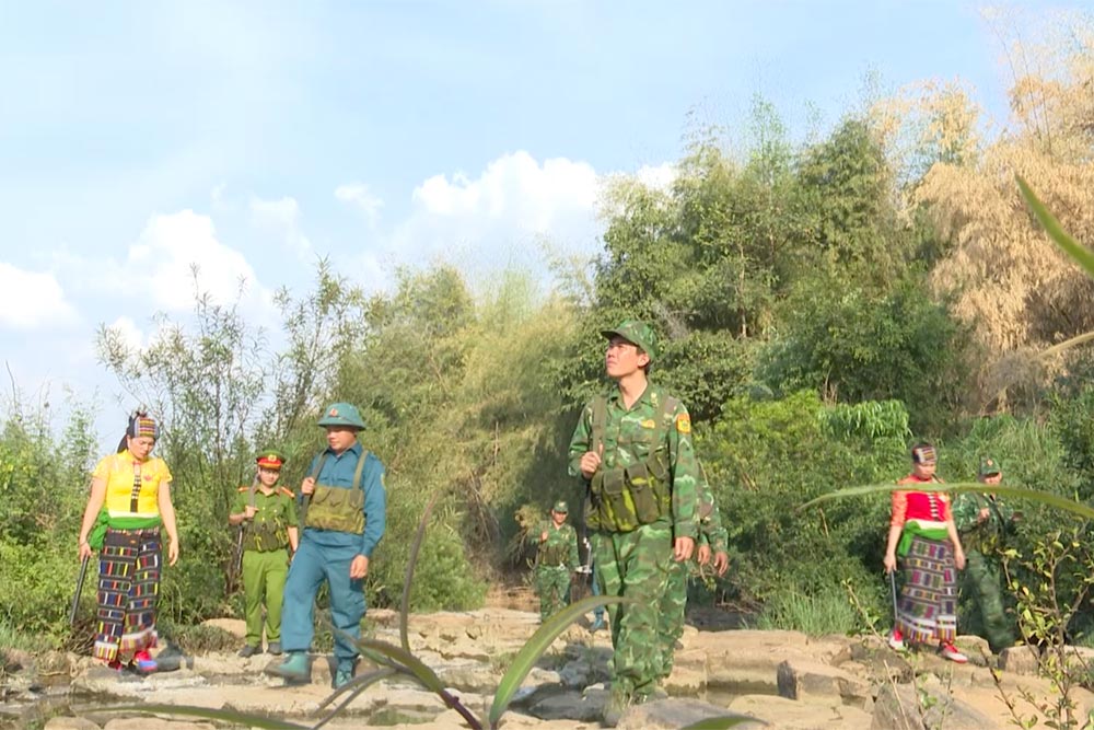 Many young Party members in Dak Lak are working day and night to stay close to the grassroots, completing assigned tasks well and contributing to ensuring security and order. Photo: Bao Trung