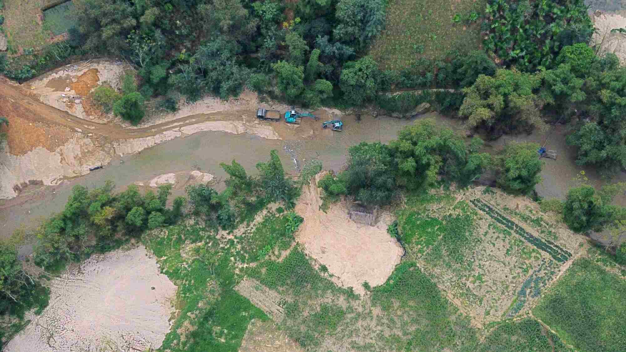A series of illegal sand mining sites openly exist in the heart of Nghia Do commune. Photo: Dinh Dai
