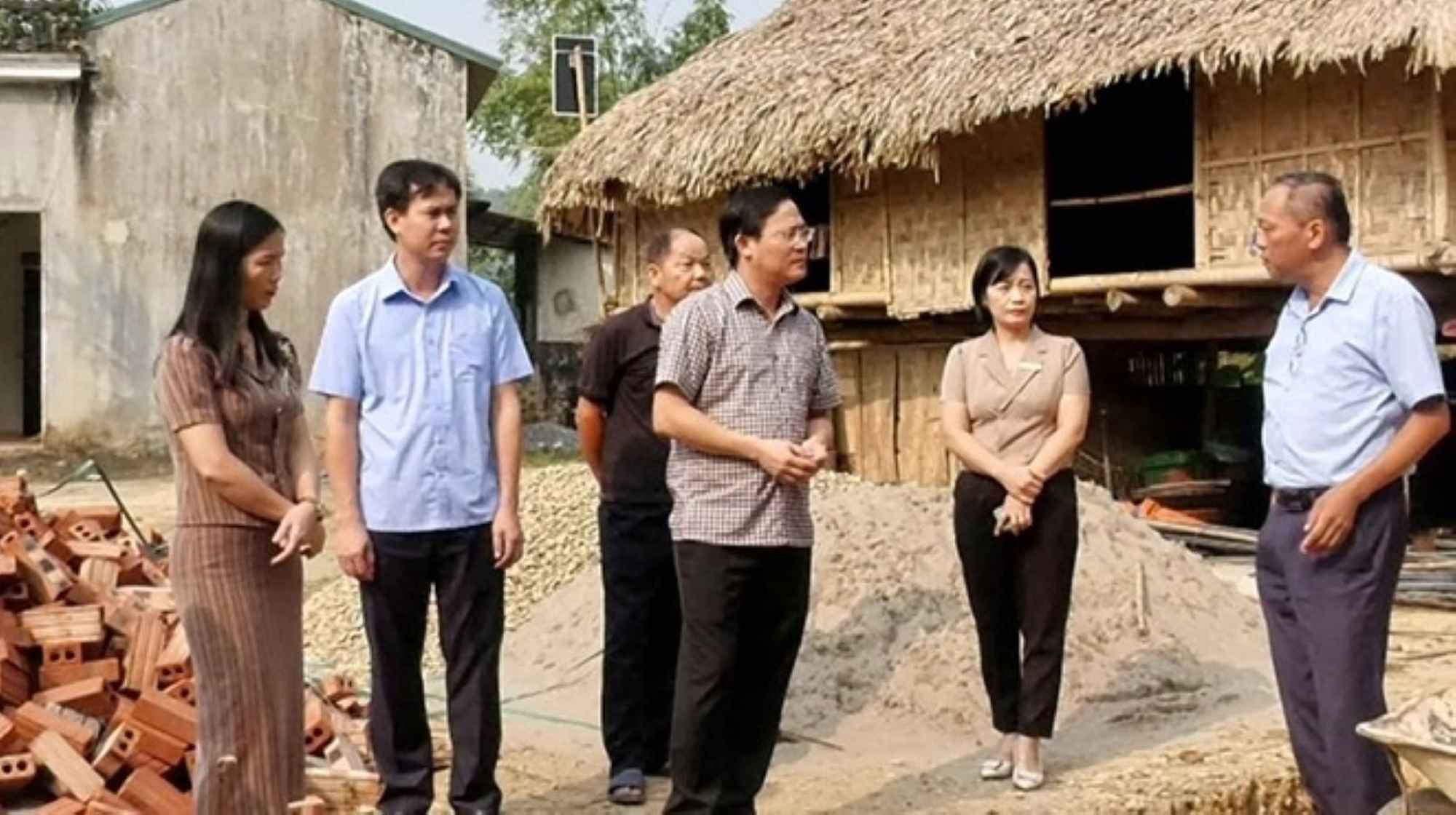 Lang Chanh district officials inspect the housing employment of poor households in the area. Photo: Tran Hang