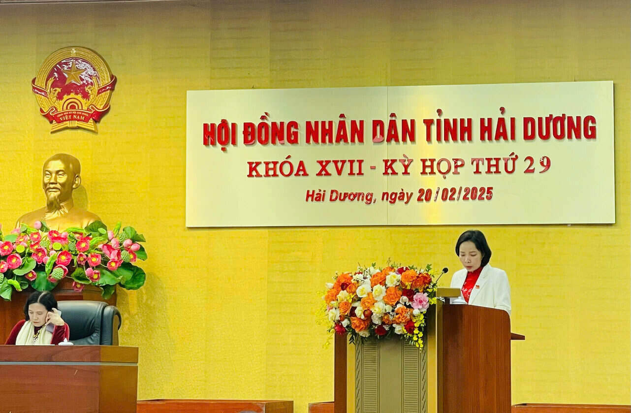 The Director of the Department of Home Affairs of Hai Duong province has reported on the proposal on the reorganization of specialized agencies under the Provincial People's Committee. Photo: Mai Huong