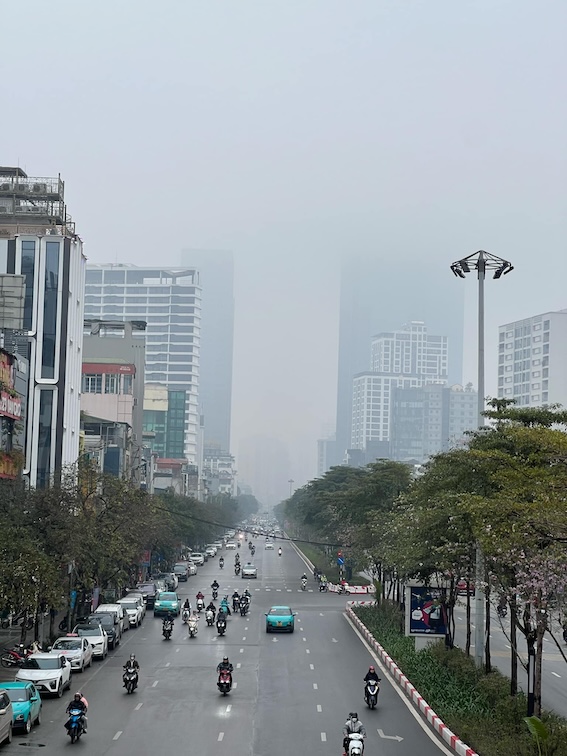 Theo ghi nhan cua phong vien, sang 20.2, bau troi Ha Noi mu mit khien han che 