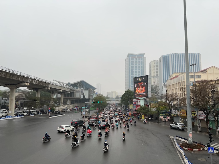 Theo ung dung IQ Air, sang nay, Ha Noi dung thu 4 trong top 5 thanh pho o nhiem nhat the gioi voi muc 162 - muc bi danh gia la khong lanh manh doi voi suc khoe con nguoi. 