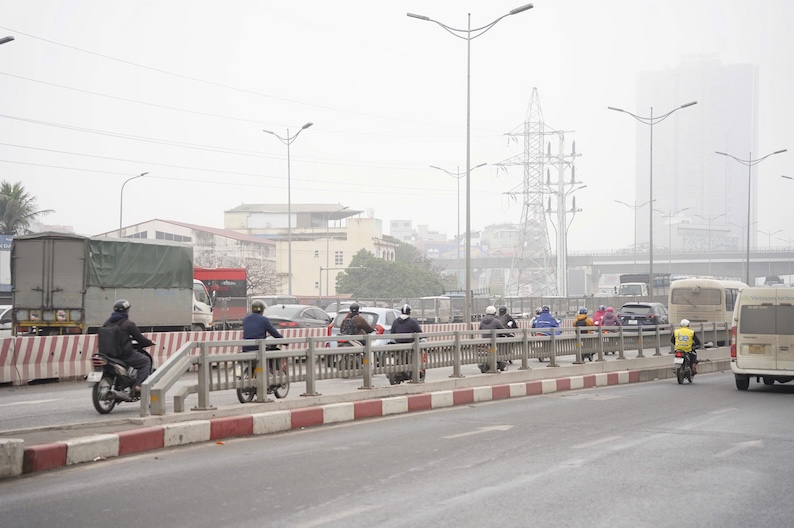 Voi muc o nhiem khong khi nay, AQI khuyen cao nguoi dan nen deo khau trang khi di ra ngoai duong. Ngoai ra, nguoi dan nen dung may loc khong khi, han che ra duong khi khong can thiet... 