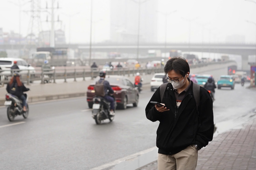 Voi muc o nhiem khong khi nay, AQI khuyen cao nguoi dan nen deo khau trang khi di ra ngoai duong. Ban Vu Quang Minh (Mai Dich, Cau Giay) cho biet mot vai ngay gan day lien tuc theo doi ung dung AQI de xem chat luong khong khi. “Voi 