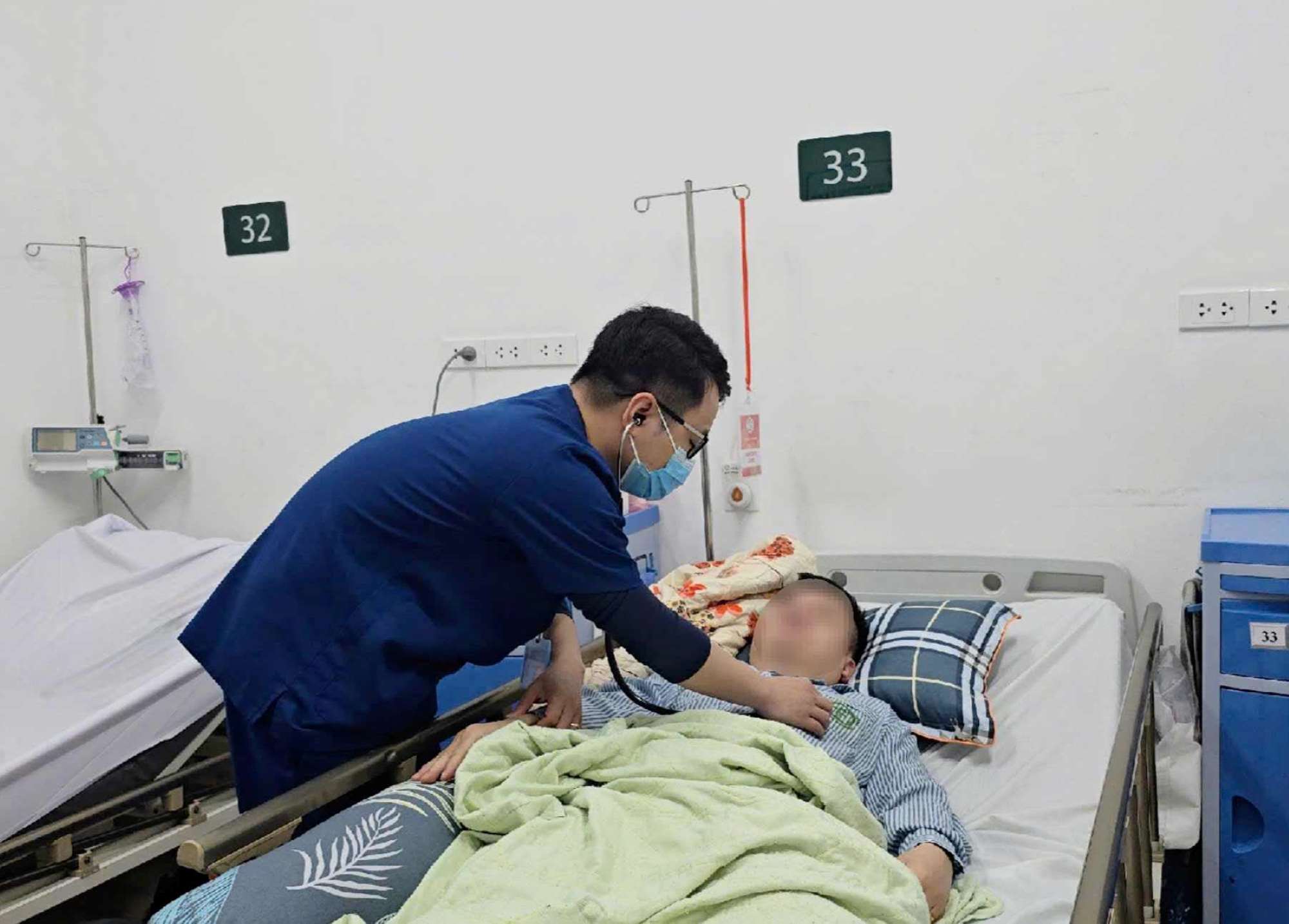 Ngày càng nhiều người trẻ mắc bệnh không lây nhiễm như đột quỵ, tiểu đường phải nhập viện điều trị. Ảnh: Nguyên Hà
