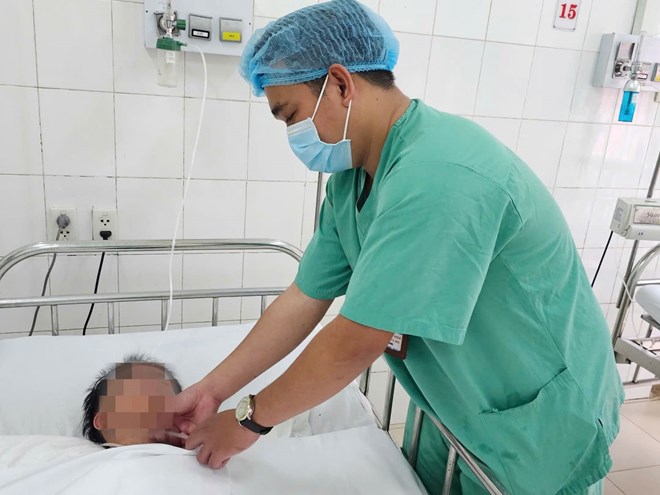 Doctors at Hue Central Hospital treat a measles patient. Photo: Lan Huong