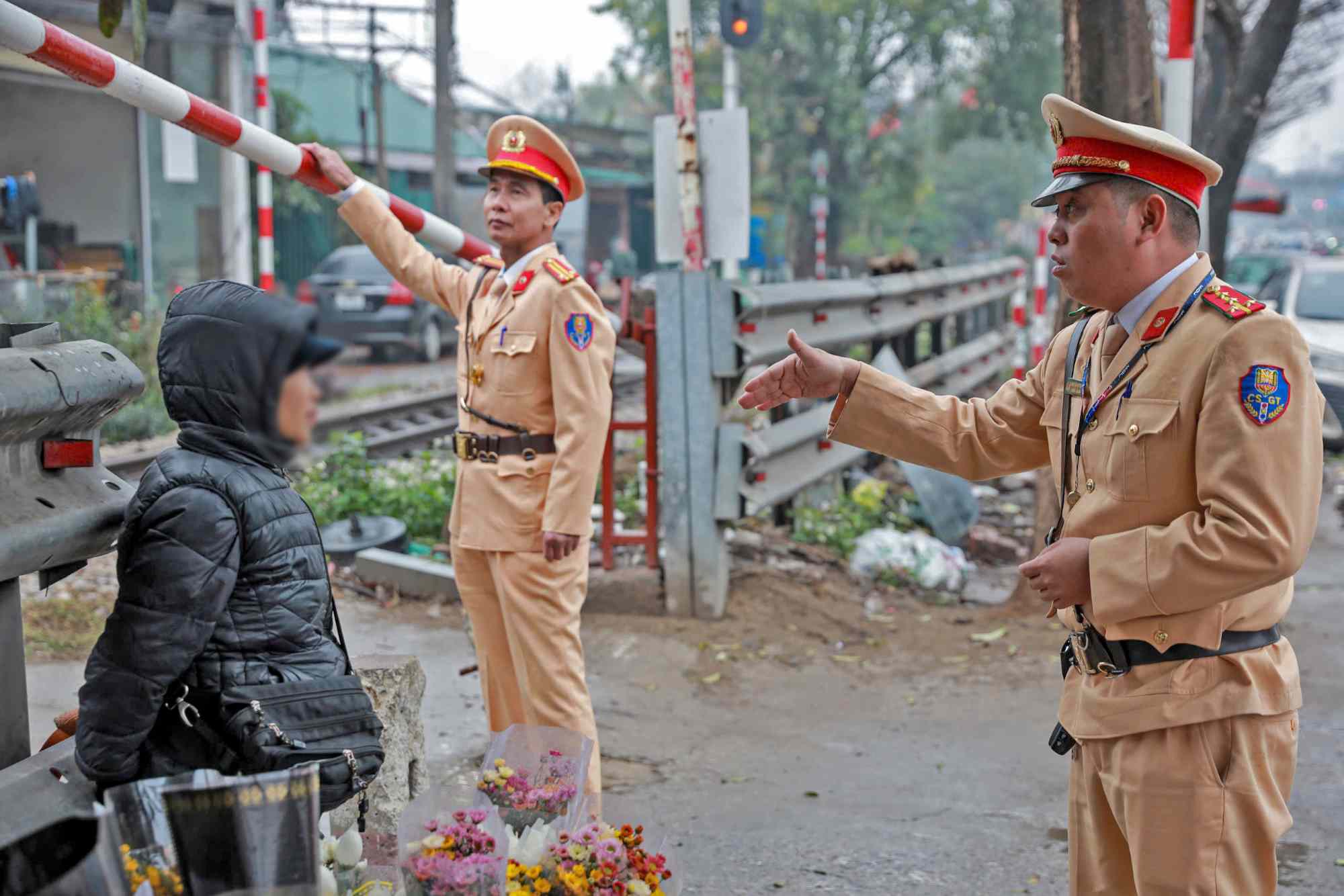 The Hanoi Traffic Police force reminds and propagates people to comply with railway safety regulations. Photo: To The