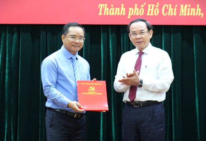 Ho Chi Minh City Party Secretary Nguyen Van Nen (right) presented the decision and presented flowers to congratulate Mr. Nguyen Van Duoc on the afternoon of February 19, 2025. Photo: Sy Dong