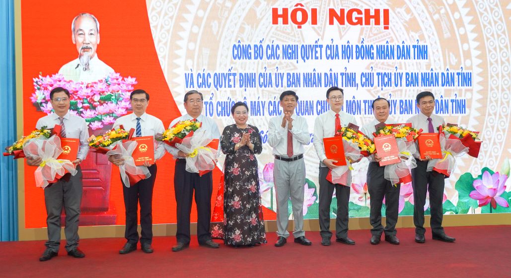 Ong Lam Van Man - Uy vien Trung uong Dang, Bi thu Tinh uy va ba Ho Thi Cam Dao - Pho Bi thu Thuong truc Tinh uy, Chu tich HDND tinh Soc Trang trao cac quyet dinh thanh lap cac So moi thuoc