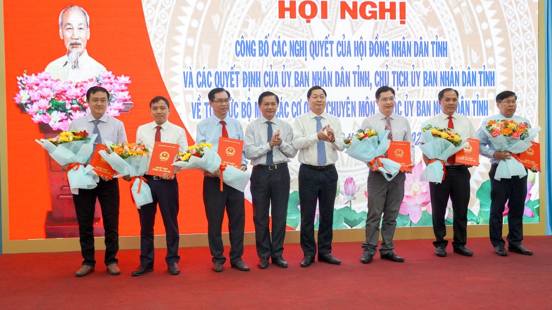 Ong Tran Van Lau -Chu tich UBND tinh va ong Lam Hoang Nghiep - Pho Chu tich thuong truc UBND tinh Soc Trang trao quyet dinh bo nhiem Giam doc, Pho Giam doc So
