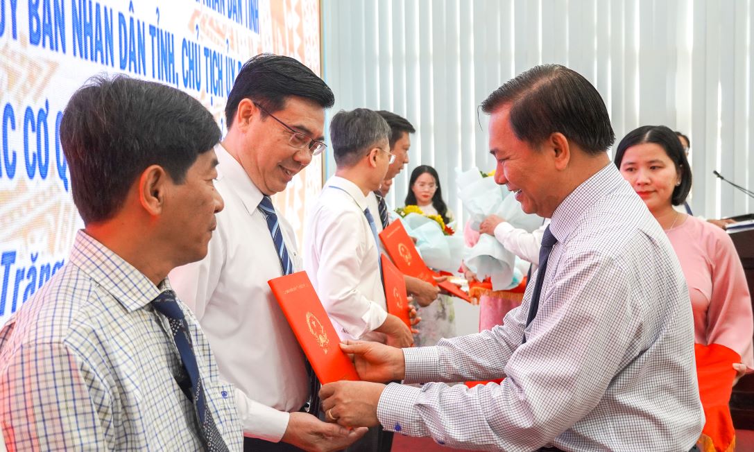 Chu tich UBND tinh Soc Trang Tran Van Lau trao quyet dinh cho ong Nguyen Minh Hoang - Giam doc So Xay dung. Anh: Phuong Anh