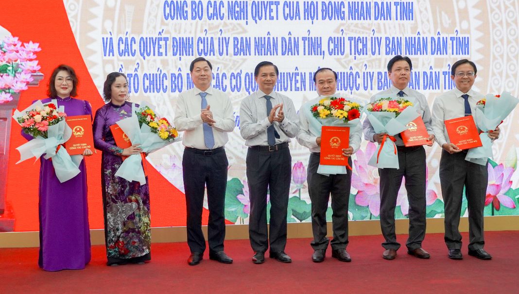 Lanh dao tinh Soc Trang trao quyet dinh cho Giam doc, Pho Giam doc So Noi vu. Anh: Phuong Anh
