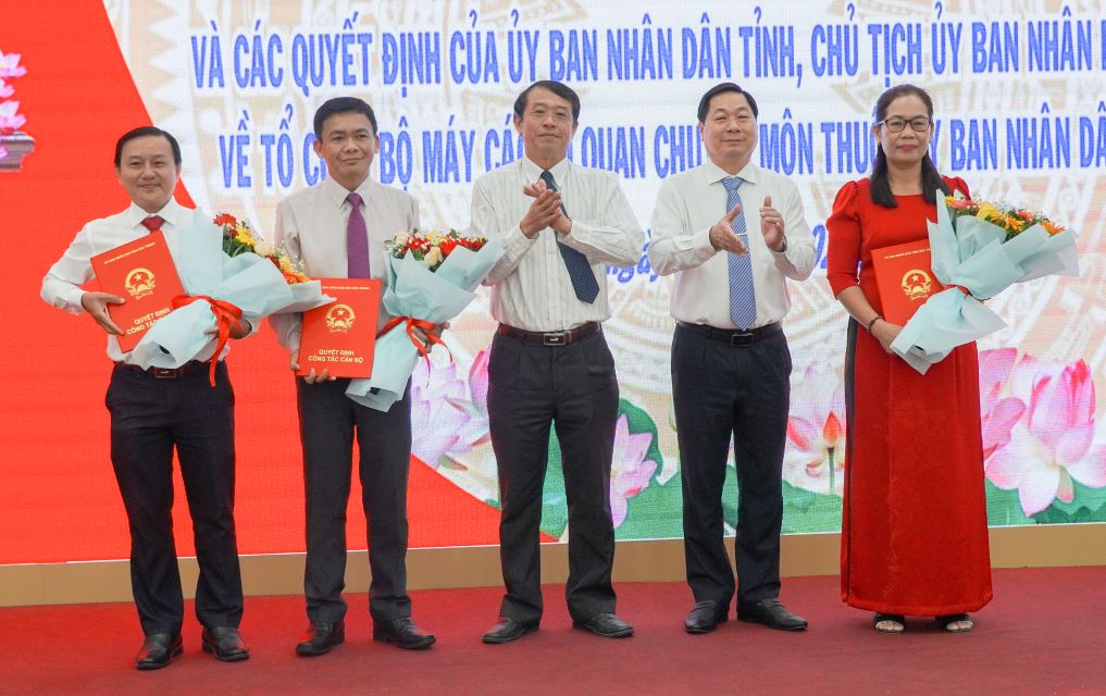 Lanh dao UBND tinh chuc mung Lanh dao So Dan toc va Ton giao tinh Soc Trang. Anh: Phuong Anh