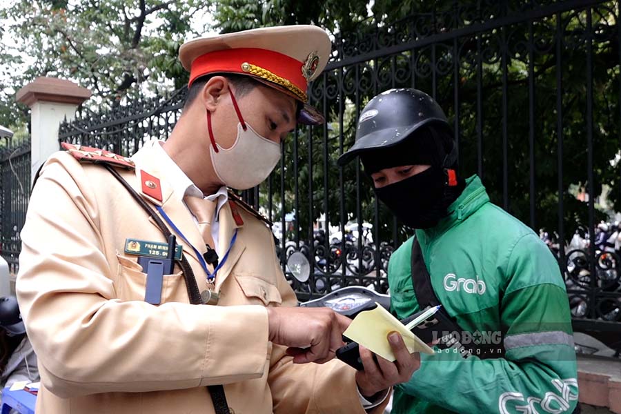 Cảnh sát giao thông Hà Nội trong một buổi xử lý vi phạm giao thông đi trên vỉa hè, trong đó ngoài xử phạt hành chính còn tiến hành trừ điểm giấy phép lái xe. Ảnh: Thế Kỷ