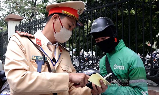 Cảnh sát giao thông Hà Nội trong một buổi xử lý vi phạm giao thông đi trên vỉa hè, trong đó ngoài xử phạt hành chính còn tiến hành trừ điểm giấy phép lái xe. Ảnh: Thế Kỷ