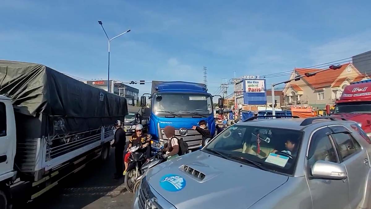Electric motorbike and truck accidents caused congestion on the main road. Photo: Dinh Trong