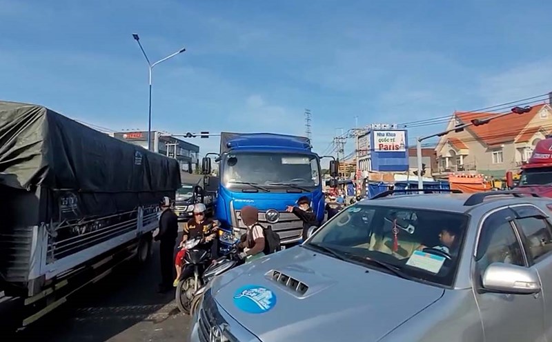 Electric motorbike and truck accidents caused congestion on the main road. Photo: Dinh Trong