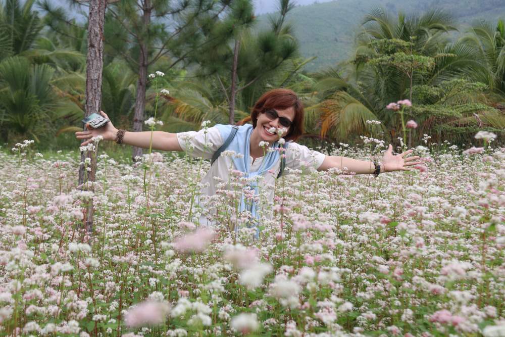 Du khach dia phuong me man voi lan dau trai nghiem hoa tam giac mach tren dat Khanh Hoa. Anh: Phuong Linh