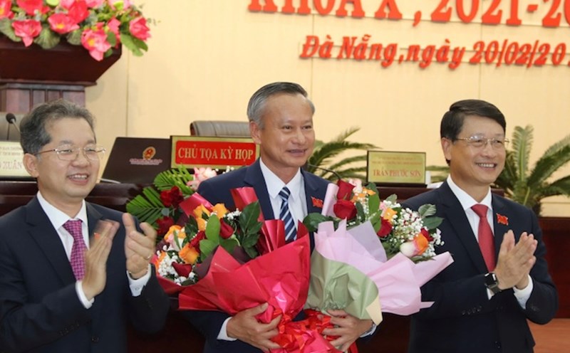 Mr. Doan Ngoc Hung Anh (standing in the middle) holds the position of Vice Chairman of the People's Council of Da Nang City. Photo: Nguyen Linh