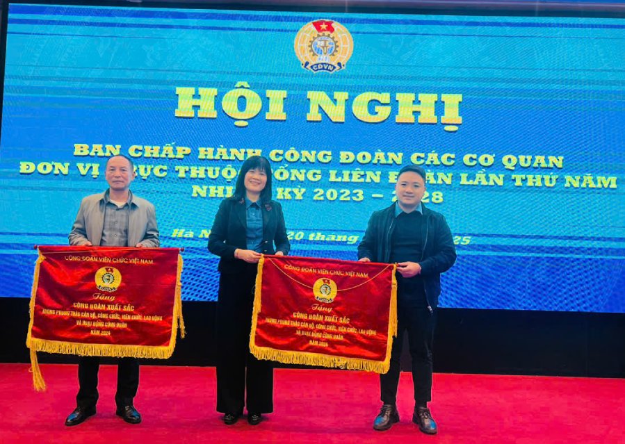 2 collectives, including Lao Dong Newspaper, received the Emulation Flag of the Vietnam Civil Servants' Union. Photo: Kieu Vu