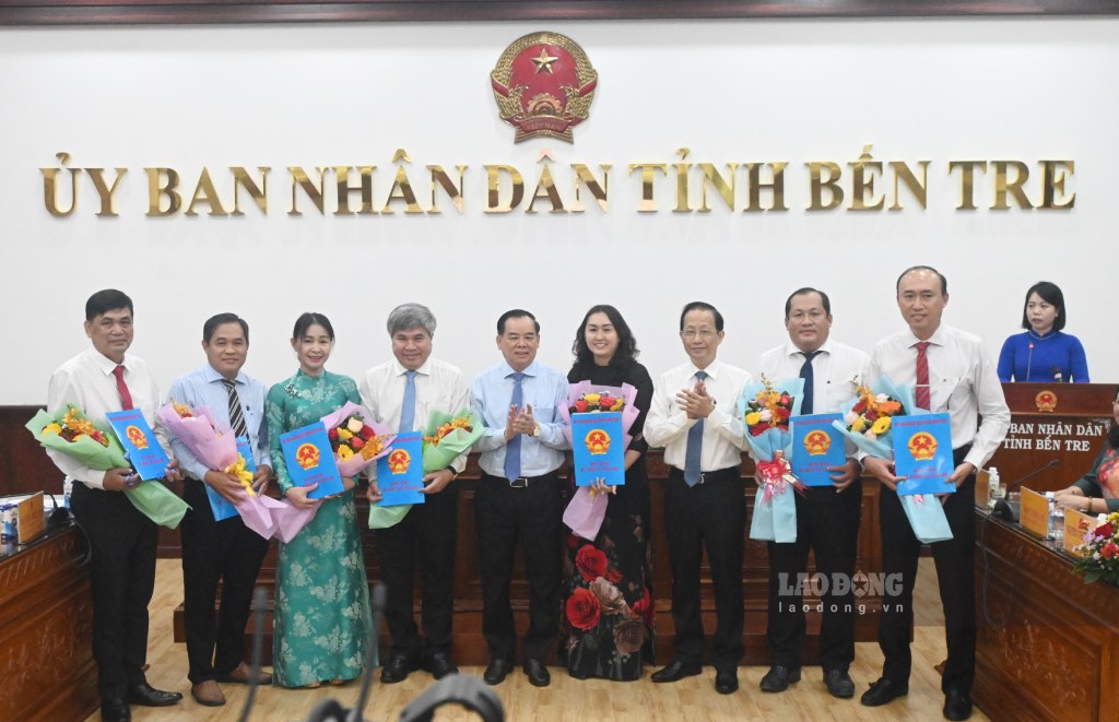 Lanh dao tinh Ben Tre - trao quyet dinh hop nhat cac so va trao quyet dinh bo nhiem can bo. Anh: Thanh Nhan