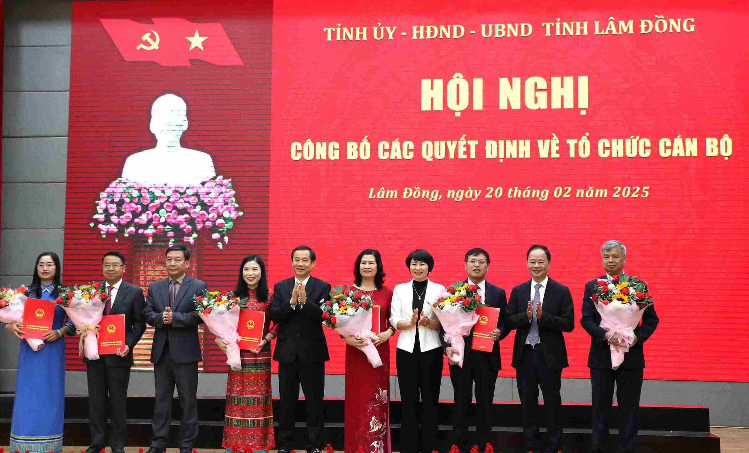 Leaders of Lam Dong Provincial Party Committee and People's Committee presented the decision and presented flowers to the newly appointed personnel. Photo: Bao Trung