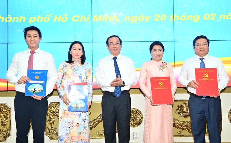 Ho Chi Minh City Party Secretary Nguyen Van Nen presented the decision to the individuals. Photo: VIET DUNG