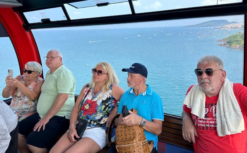 International tourists experience the world's longest 3-line cable car in Phu Quoc. Photo: Binh Minh