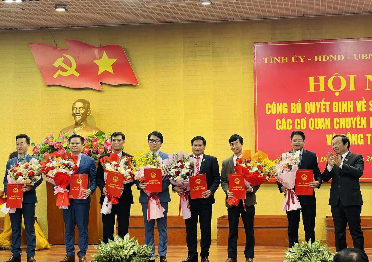 Hai Duong provincial officials receive their assignments. Photo: Mai Huong