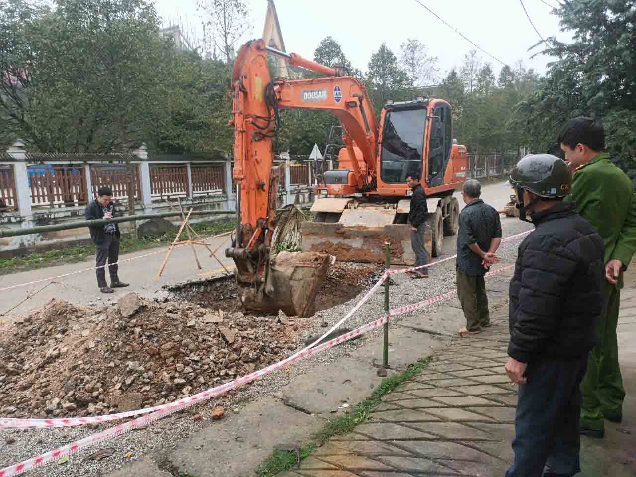 Huong Khe district has sent machines to fill the death hole in Huong Long commune. Photo: Tran Tuan.