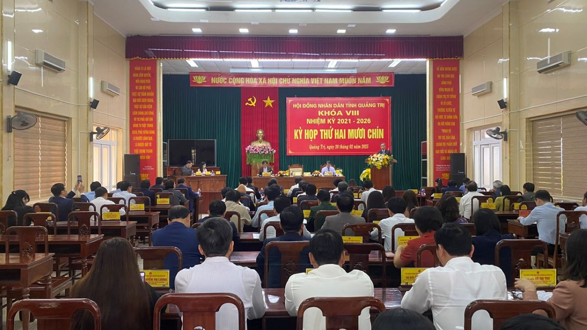 The support policies of Quang Tri province for cadres and civil servants who retire at will have been approved by the People's Council of Quang Tri province. Photo: Hung Tho
