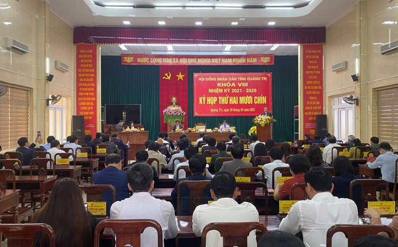 The support policies of Quang Tri province for cadres and civil servants who retire at will have been approved by the People's Council of Quang Tri province. Photo: Hung Tho